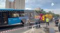 Автобус, который столкнулся с "ГАЗелью" в центре Москвы, эвакуируют с места происшествия