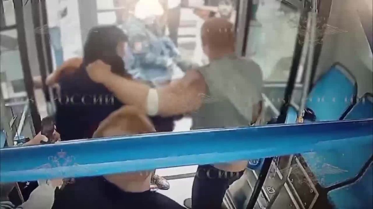 В Москве двое иностранцев напали на контролера и пассажира в автобусе
