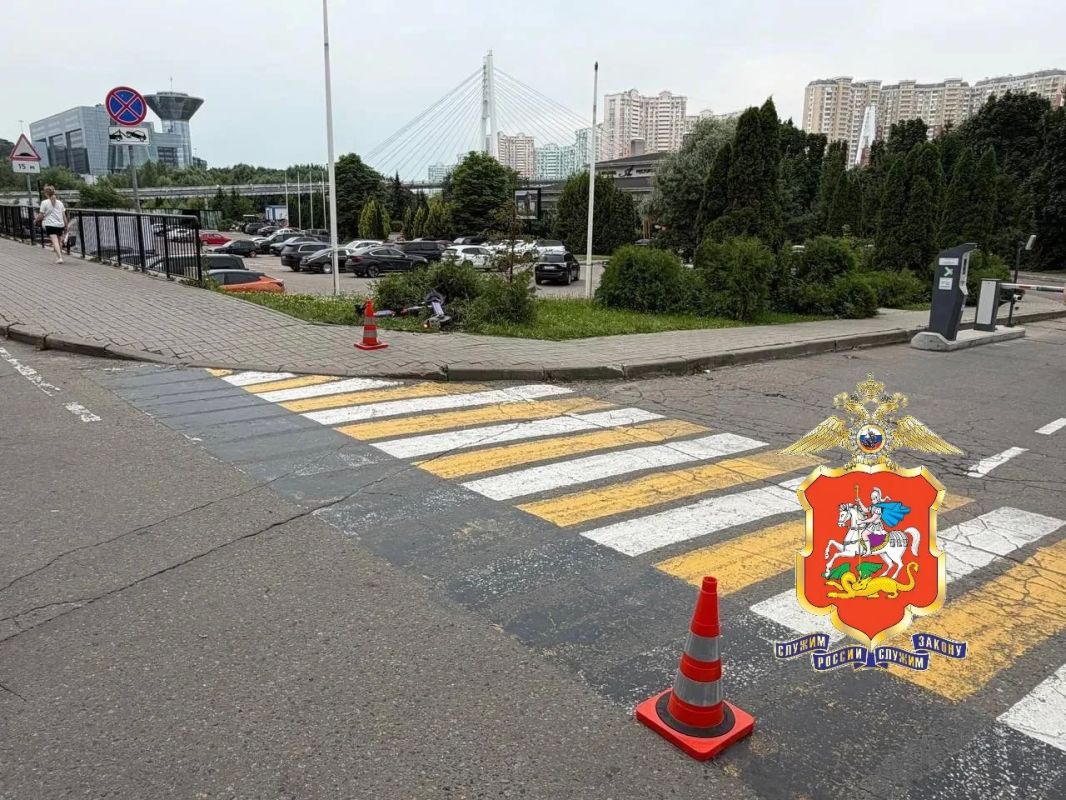 Три человека были сбиты водителем в подмосковном Красногорске, сообщает областное управление МВД РФ