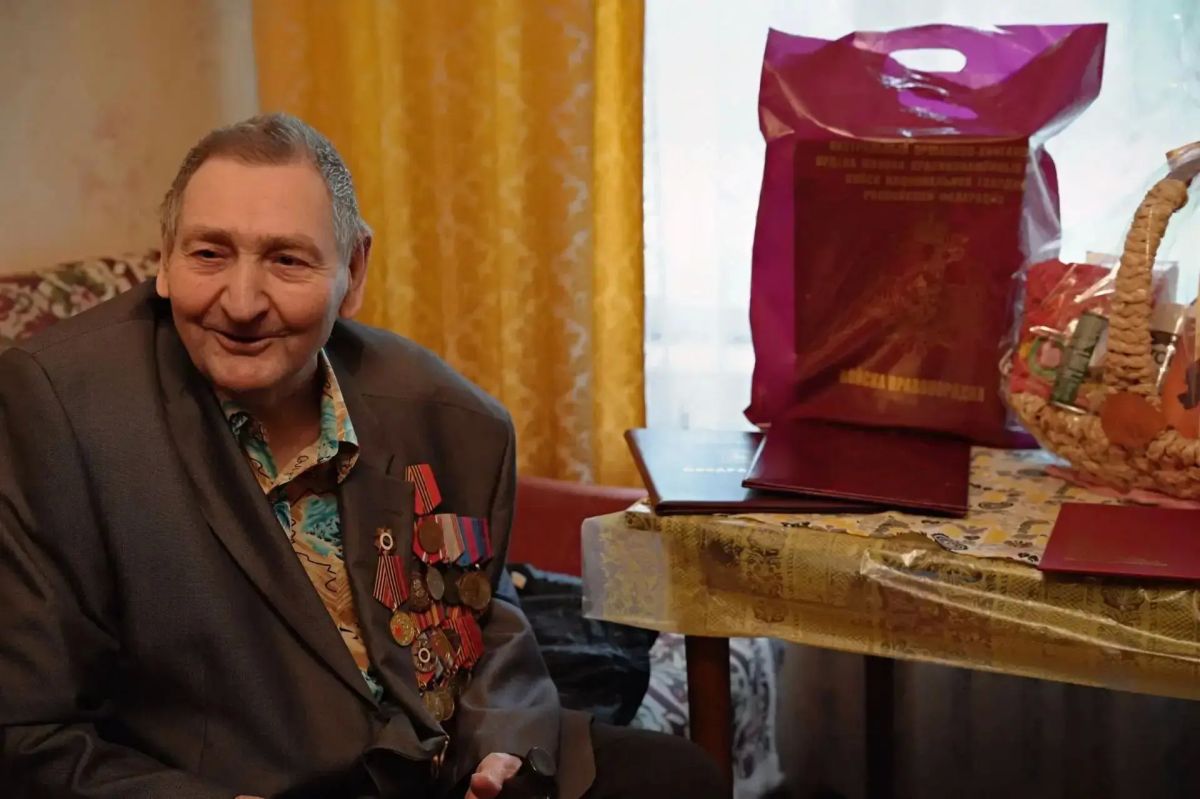 В Москве сотрудники Росгвардии поздравили труженика тыла с 96летием В Москве сотрудники Росгвардии поздравили труженика тыла с 96летием
