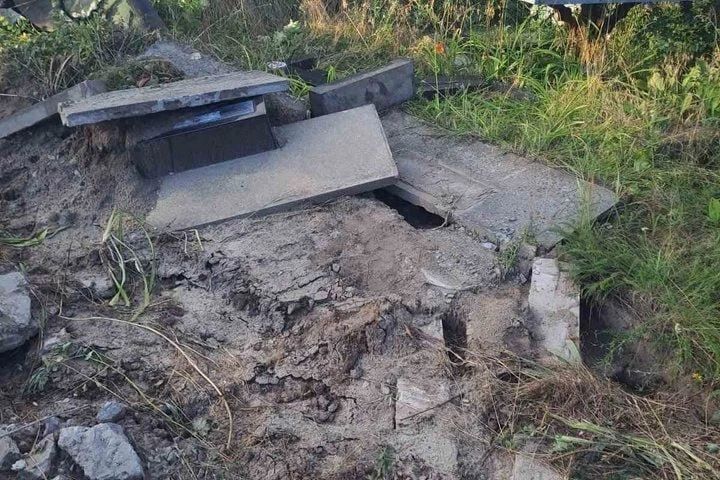 Неизвестные украли мемориальный танк Т-70 с братской могилы ветеранов ВОВ на Украине, пишут местные СМИ Неизвестные украли мемориальный танк Т-70 с братской могилы ветеранов ВОВ на Украине, пишут местные СМИ