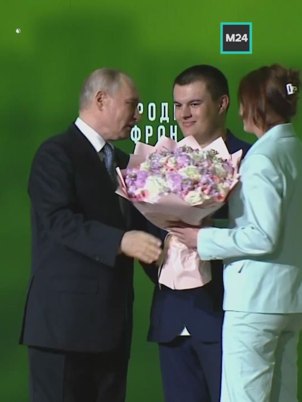 Владимир Путин наградил 19-летнего героя из Дагестана