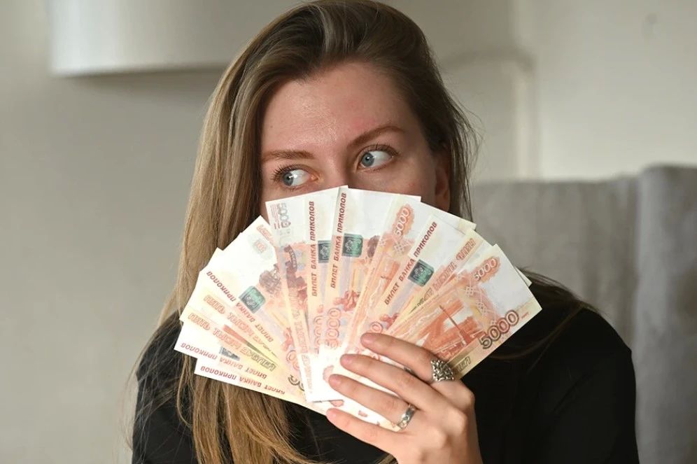 Россияне назвали зарплату, которая делает человека богатым