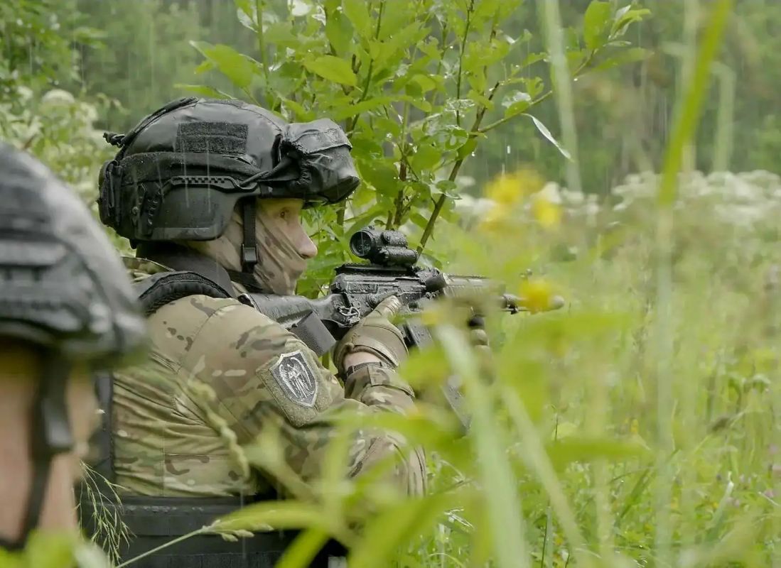Столичный спецназ Росгвардии отработал тактику штурма зданий и слаженность действий при работе группами Столичный спецназ Росгвардии отработал тактику штурма зданий и слаженность действий при работе группами