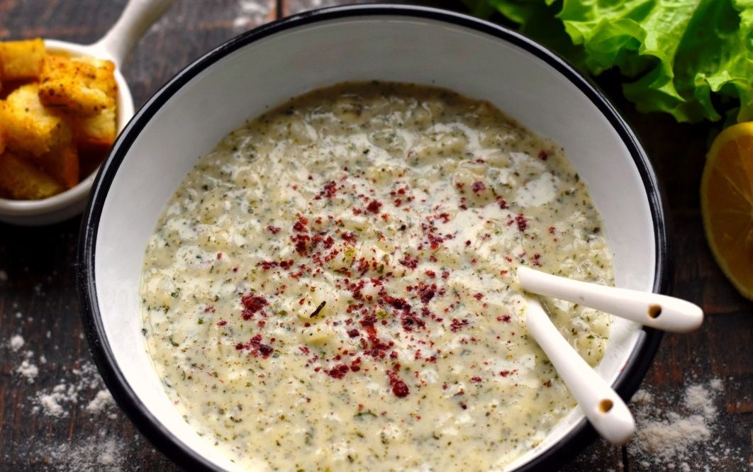 Окунитесь в мир турецкой кухни с нежным супом "Яйла"
