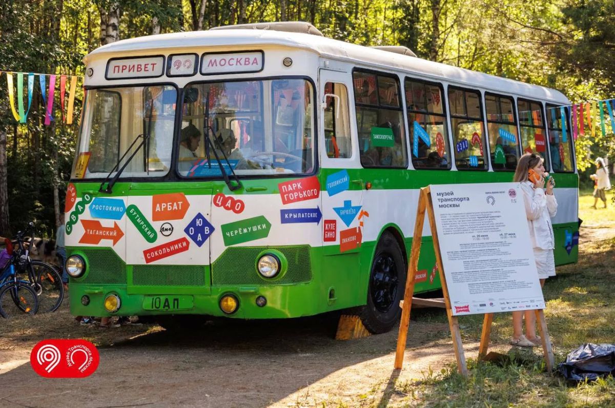 Бело-зеленый автобус с надписью «Привет, Москва!» от Музея Транспорта Москвы продолжает гастролировать по фестивалям Бело-зеленый автобус с надписью «Привет, Москва!» от Музея Транспорта Москвы продолжает гастролировать по фестивалям