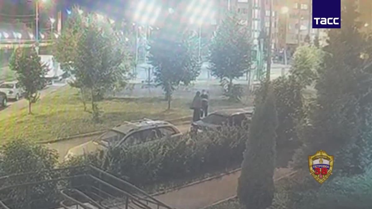 Трое мужчин обокрали квартиру в Москве на 3,5 млн рублей, получив ключи от жертвы мошенников