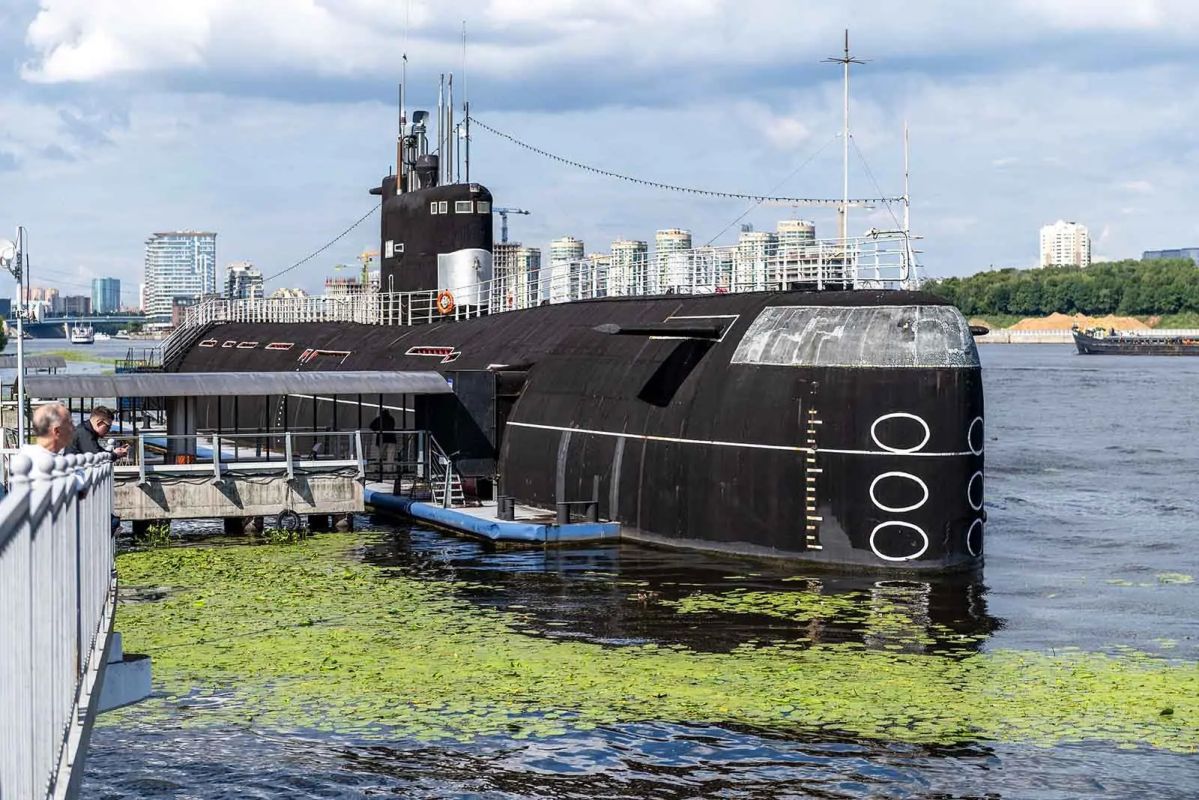 Как провести летний день в парках Москвы? Можно отправиться на экскурсию по старинной усадьбе, подняться на борт настоящей подводной лодки, устроить пикник в оборудованной беседке, покататься на лодке или катамаране, а... Как провести летний день в парках Москвы? Можно отправиться на экскурсию по старинной усадьбе, подняться на борт настоящей подводной лодки, устроить пикник в оборудованной беседке, покататься на лодке или катамаране, а...