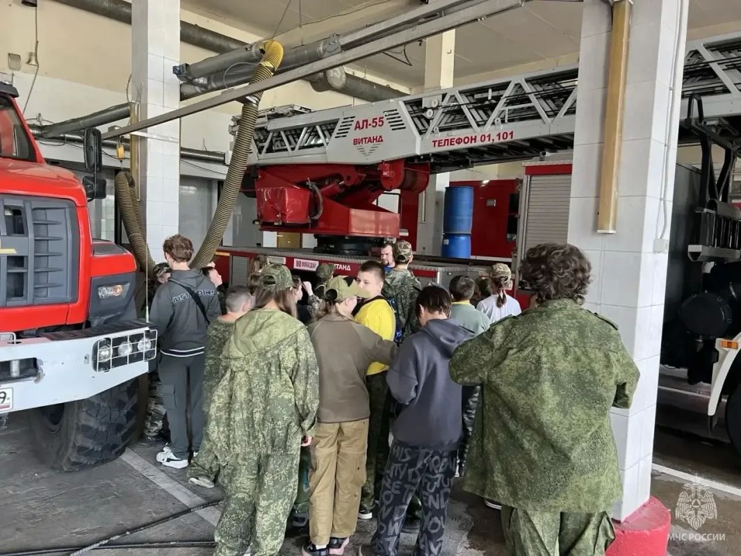 Юные гости посетили пожарно-спасательную часть на Юго-Западе столицы Юные гости посетили пожарно-спасательную часть на Юго-Западе столицы
