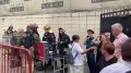Площадь пожара на кровле и мансарде ЖК «На Страстном бульваре» в центре Москвы выросла до 400 квадратов, сообщили в МЧС