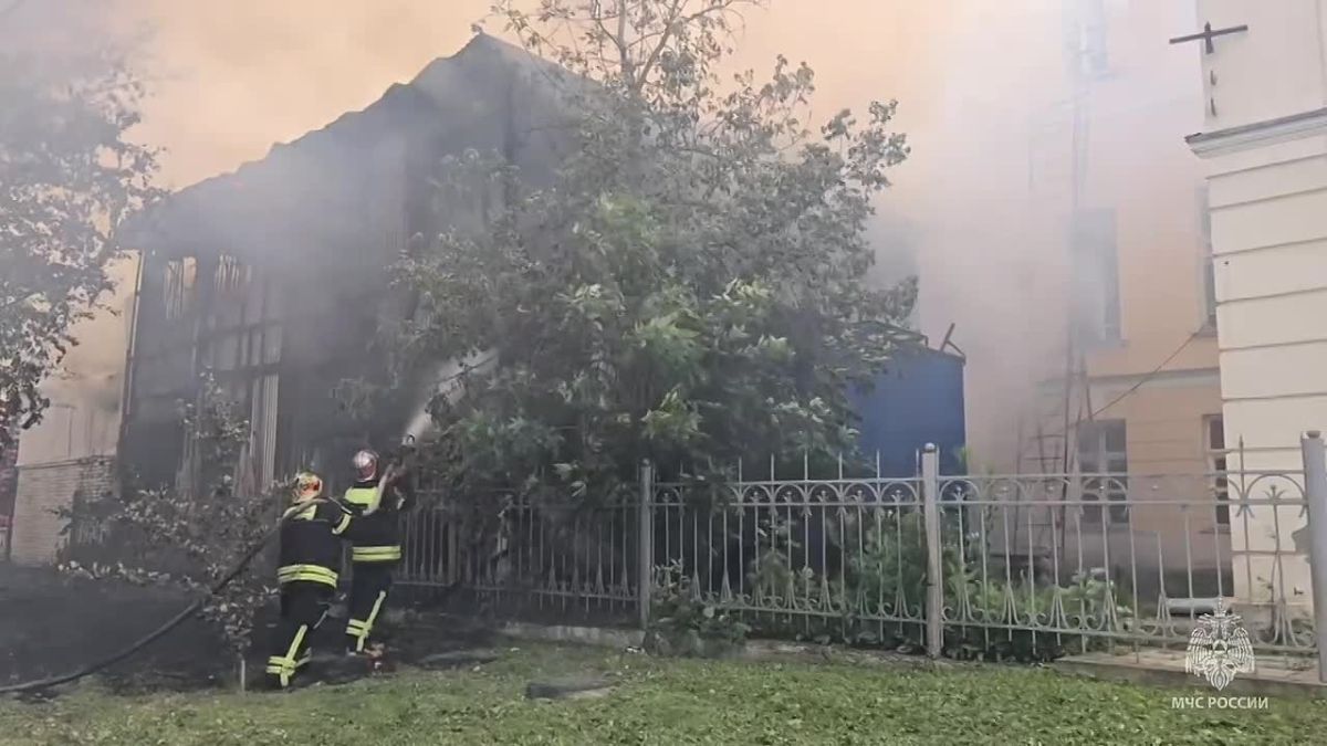 Столичные огнеборцы ликвидируют пожар в центре Москвы