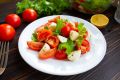 Сочный салат с помидорами и моцареллой