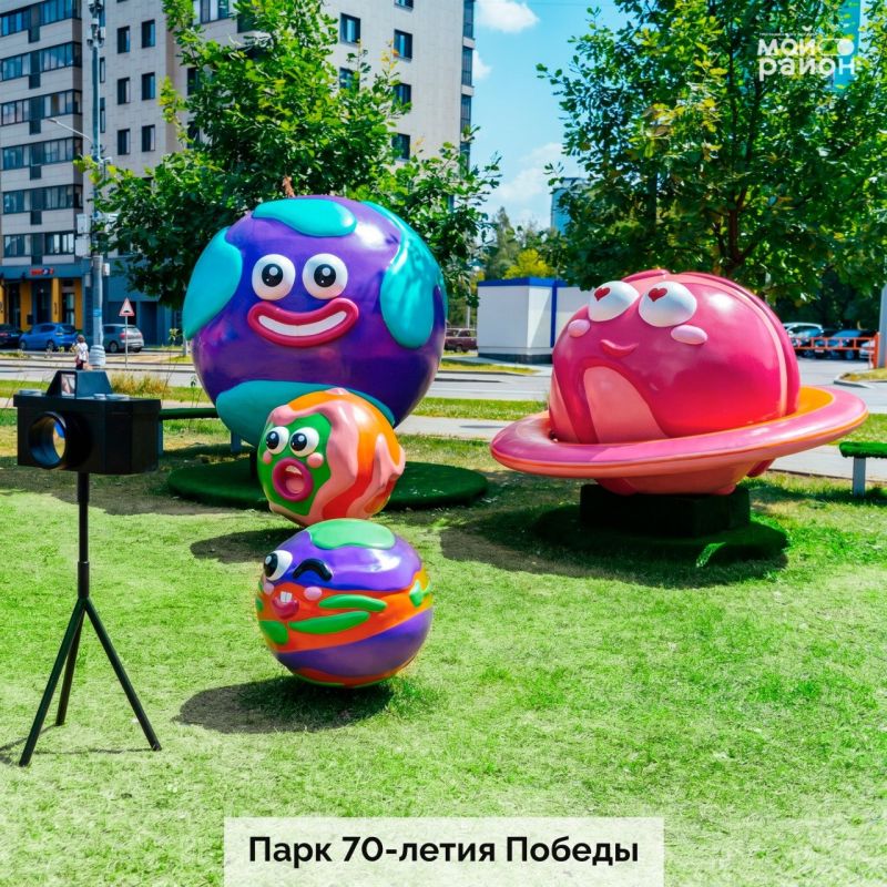 Гигантские космонавты, ожившие динозавры и футуристичные фонтаны – такие удивительные инсталляции ждут вас на окружных площадках «Мой район» Гигантские космонавты, ожившие динозавры и футуристичные фонтаны – такие удивительные инсталляции ждут вас на окружных площадках «Мой район»