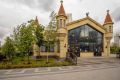 Участник московской ярмарки Сергей производит макароны с сыром по собственной технологии и передает их для отправки на фронт с самого начала спецоперации