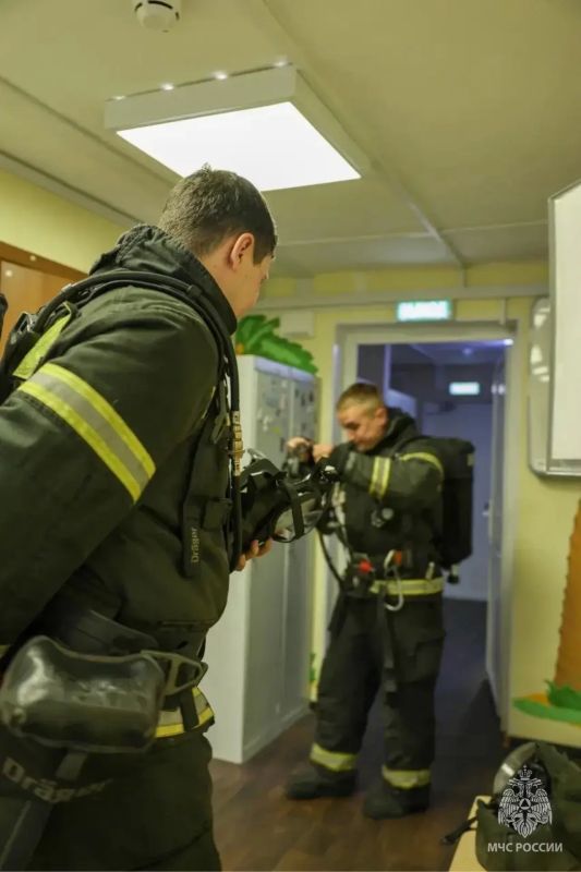 #БудниМЧС. В Восточном округе столицы сотрудники 110 ПСЧ Управления по ВАО ГУ МЧС России по г. Москве провели пожарно-тактические занятия в ГБУ «Центр содействия семейному воспитанию «Центральный» #БудниМЧС. В Восточном округе столицы сотрудники 110 ПСЧ Управления по ВАО ГУ МЧС России по г. Москве провели пожарно-тактические занятия в ГБУ «Центр содействия семейному воспитанию «Центральный»