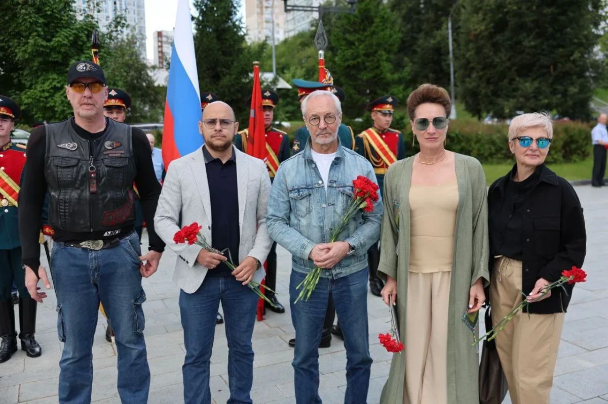Депутаты Мосгордумы вместе с ветеранами, участниками боевых действий и юнармейцами возложили цветы к памятнику «Героям противовоздушной обороны Москвы»