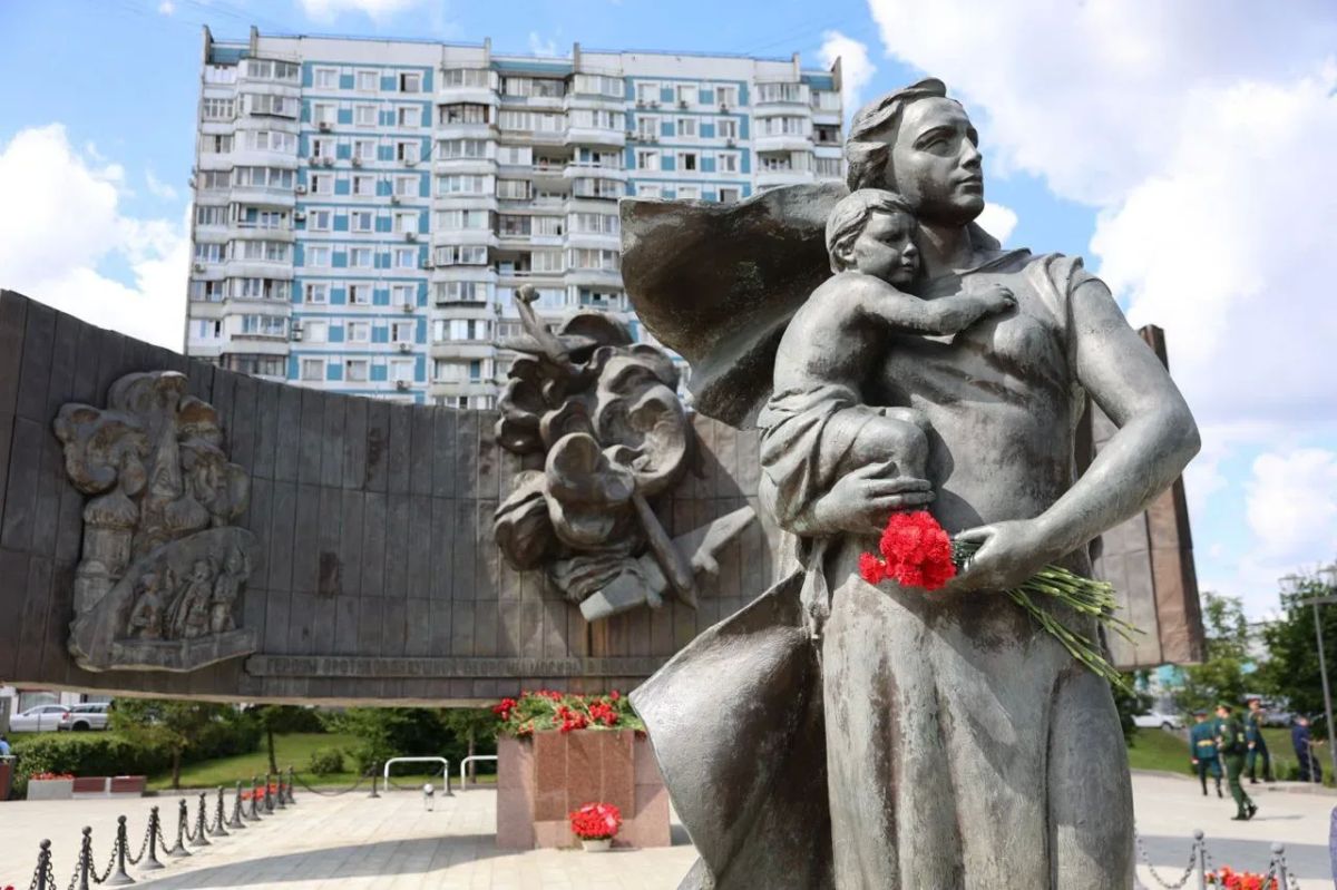 Депутаты Мосгордумы вместе с ветеранами, участниками боевых действий и юнармейцами возложили цветы к памятнику «Героям противовоздушной обороны Москвы» Депутаты Мосгордумы вместе с ветеранами, участниками боевых действий и юнармейцами возложили цветы к памятнику «Героям противовоздушной обороны Москвы»