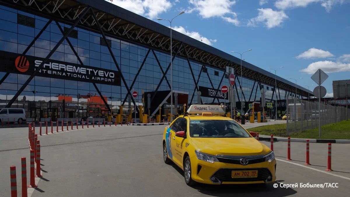 В аэропортах Подмосковья оштрафовали почти 400 таксистов-нелегалов, сообщил ТАСС председатель Мособлдумы Игорь Брынцалов