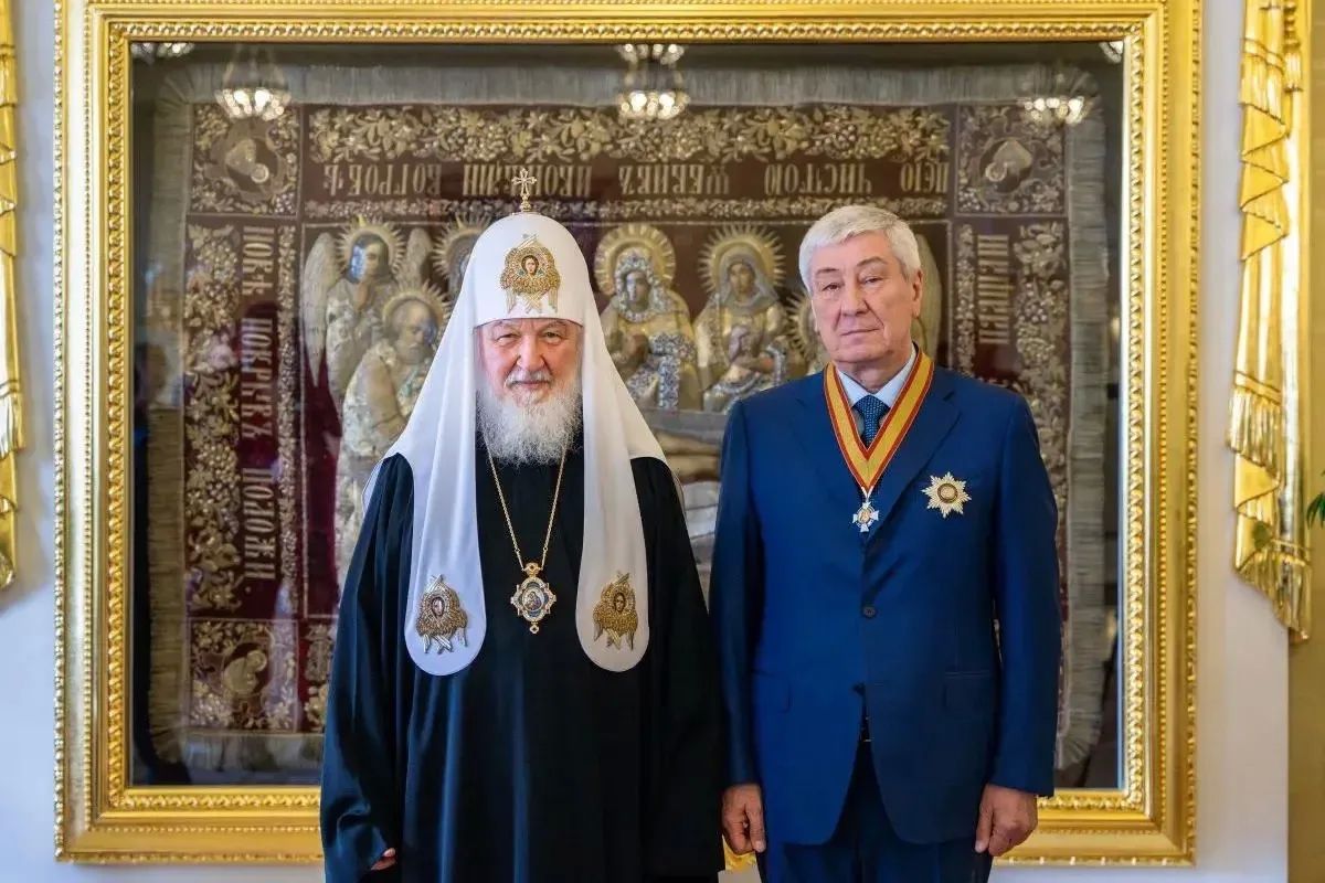 Патриарх Московский и всея Руси Кирилл вручил директору Росфинмониторинга Юрию Чиханчину орден благоверного князя Даниила Московского