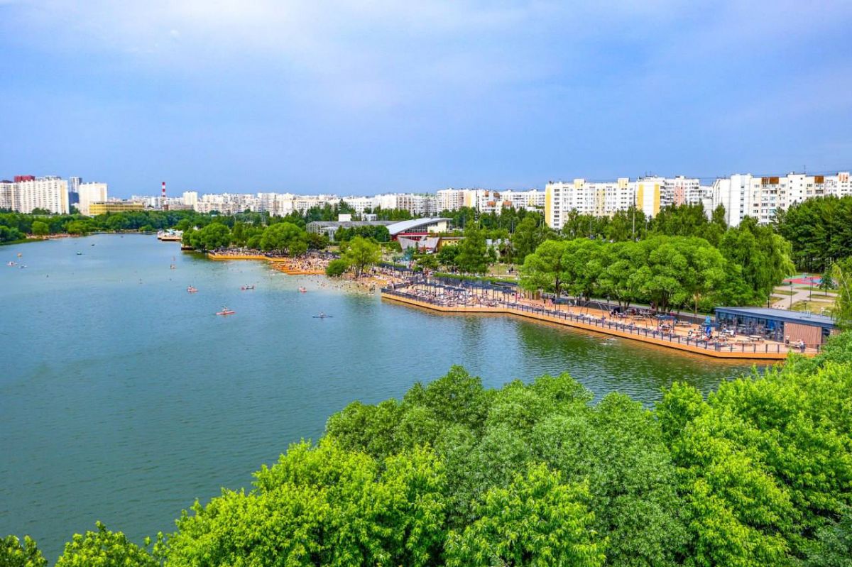 Вы уже отдыхали этим летом у воды? Столица дарит такую возможность — в этом сезоне обустроили 15 мини-курортов возле водоемов