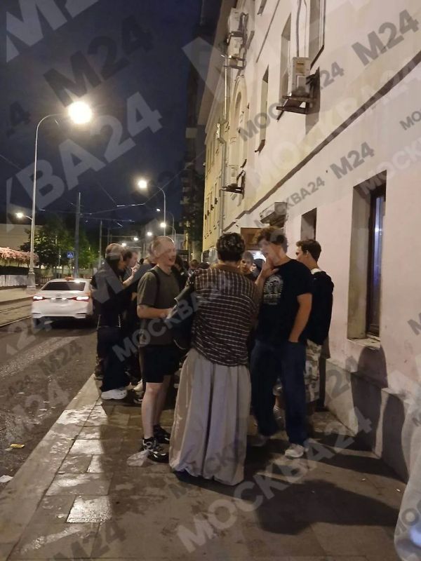 На Покровке ночью не уснуть: сон москвичей нарушают ежедневные тусовки до утра в баре «Зинзивер» На Покровке ночью не уснуть: сон москвичей нарушают ежедневные тусовки до утра в баре «Зинзивер»