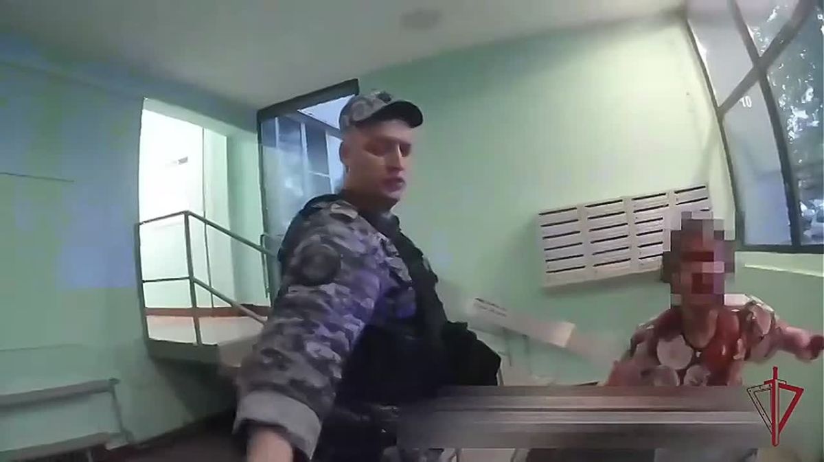 В Москве пьяный мужчина жестоко избил свою 79-летнюю мать и оставил ее в подъезде