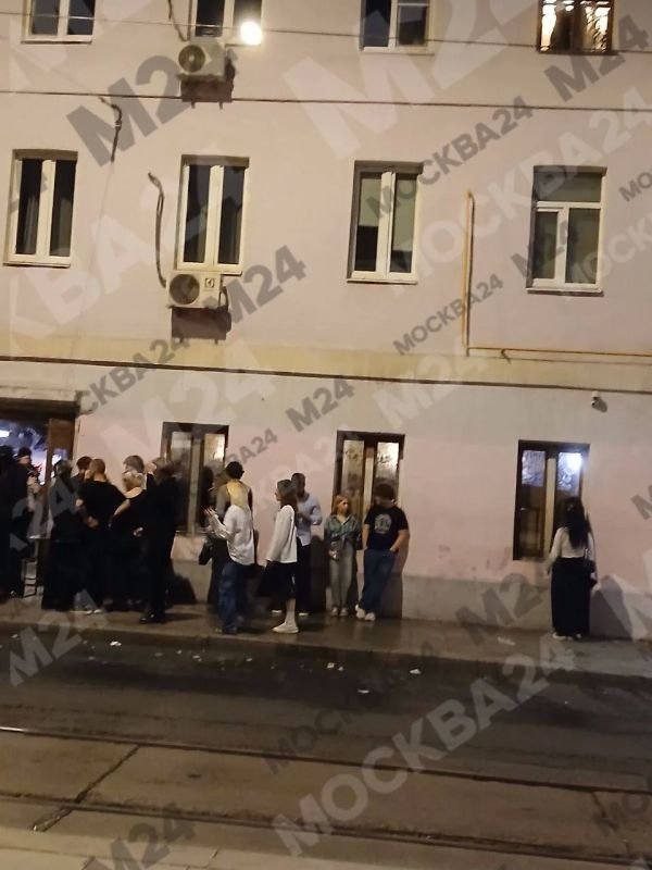 На Покровке ночью не уснуть: сон москвичей нарушают ежедневные тусовки до утра в баре «Зинзивер»
