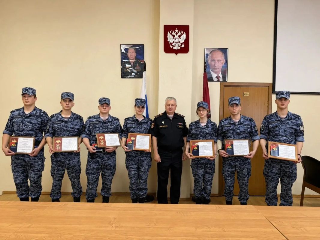 В подразделениях Управления вневедомственной охраны столичного главка Росгвардии прошли торжественные церемонии вручения личного табельного оружия молодым сотрудникам В подразделениях Управления вневедомственной охраны столичного главка Росгвардии прошли торжественные церемонии вручения личного табельного оружия молодым сотрудникам
