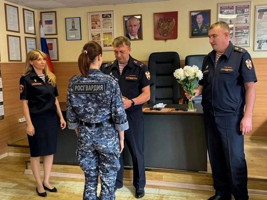 В подразделениях Управления вневедомственной охраны столичного главка Росгвардии прошли торжественные церемонии вручения личного табельного оружия молодым сотрудникам В подразделениях Управления вневедомственной охраны столичного главка Росгвардии прошли торжественные церемонии вручения личного табельного оружия молодым сотрудникам