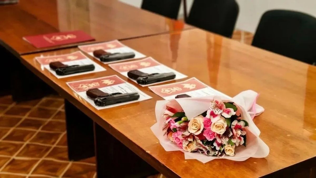 В подразделениях Управления вневедомственной охраны столичного главка Росгвардии прошли торжественные церемонии вручения личного табельного оружия молодым сотрудникам
