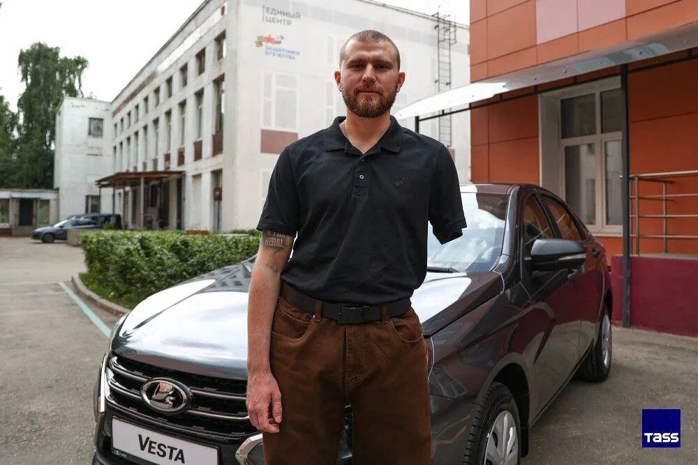 В Москве в «Едином Центре поддержки участников СВО и членов их семей» состоялась торжественная передача автомобиля «Лада Веста» герою СВО Дмитрию Курскому и его семье В Москве в «Едином Центре поддержки участников СВО и членов их семей» состоялась торжественная передача автомобиля «Лада Веста» герою СВО Дмитрию Курскому и его семье