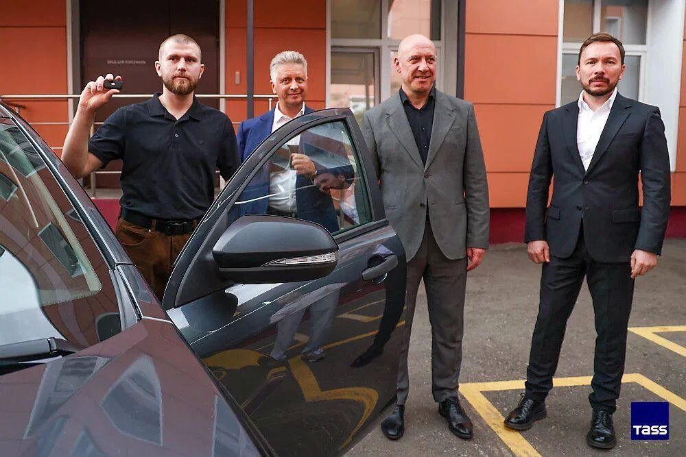 В Москве в «Едином Центре поддержки участников СВО и членов их семей» состоялась торжественная передача автомобиля «Лада Веста» герою СВО Дмитрию Курскому и его семье В Москве в «Едином Центре поддержки участников СВО и членов их семей» состоялась торжественная передача автомобиля «Лада Веста» герою СВО Дмитрию Курскому и его семье