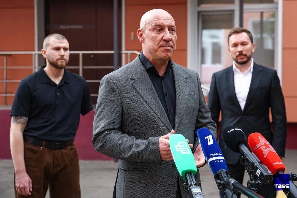 В Москве в «Едином Центре поддержки участников СВО и членов их семей» состоялась торжественная передача автомобиля «Лада Веста» герою СВО Дмитрию Курскому и его семье В Москве в «Едином Центре поддержки участников СВО и членов их семей» состоялась торжественная передача автомобиля «Лада Веста» герою СВО Дмитрию Курскому и его семье