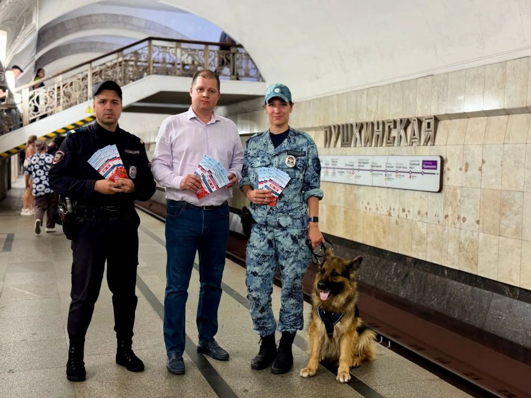 Каждому пассажиру — о главном: полицейские УВД на Московском метрополитене раздали памятки в рамках операции «Мак-2026» Каждому пассажиру — о главном: полицейские УВД на Московском метрополитене раздали памятки в рамках операции «Мак-2026»
