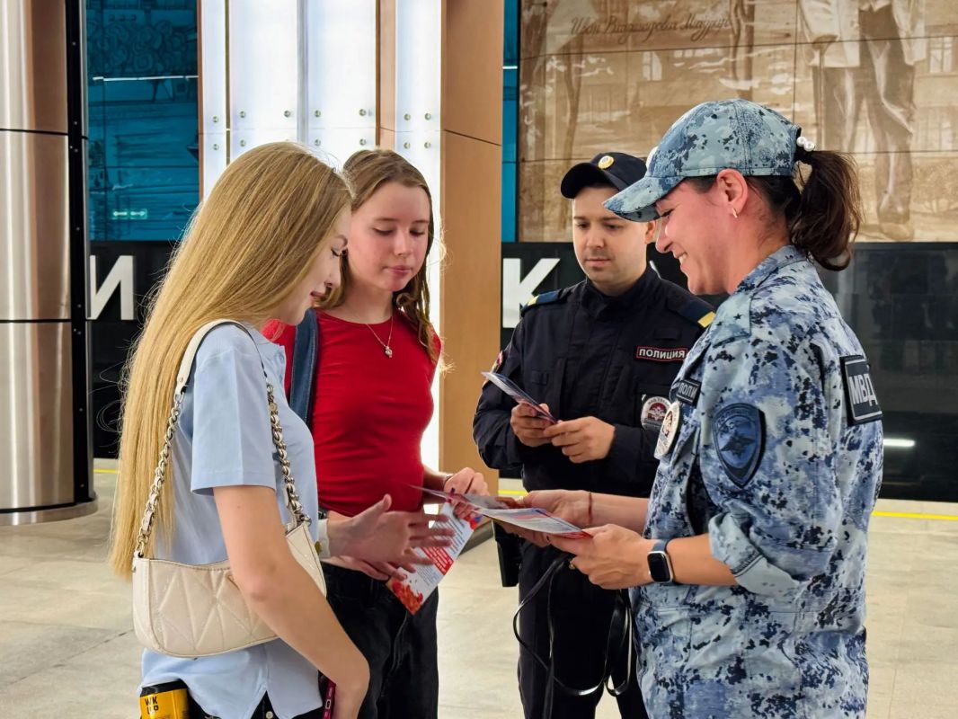 Каждому пассажиру — о главном: полицейские УВД на Московском метрополитене раздали памятки в рамках операции «Мак-2026» Каждому пассажиру — о главном: полицейские УВД на Московском метрополитене раздали памятки в рамках операции «Мак-2026»