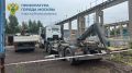 На ул. Заводская в ходе ремонта грузового погрузчика гидравлическая стрела упала на рабочего