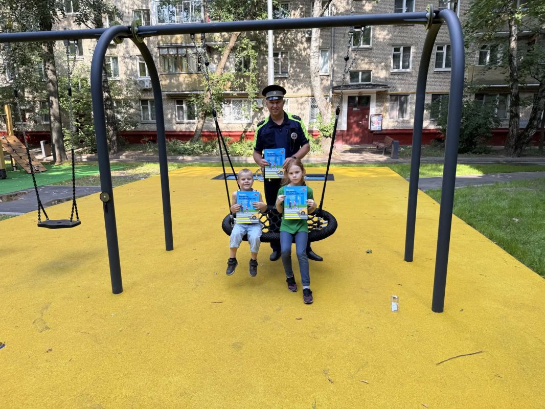 Сотрудники Госавтоинспекции пообщались с детьми и их родителями, разъяснив важные моменты дорожной безопасности Сотрудники Госавтоинспекции пообщались с детьми и их родителями, разъяснив важные моменты дорожной безопасности