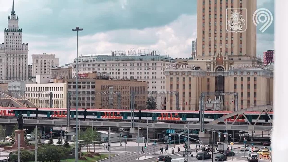 Где поработать с самым красивым видом на Московский транспорт? На обновленном Ленинградском вокзале!