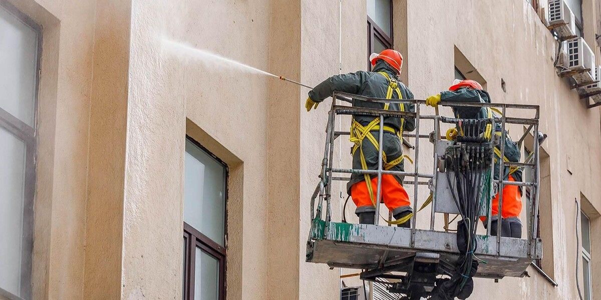 Фасады зданий на проспекте Мира обновляют после зимних холодов
