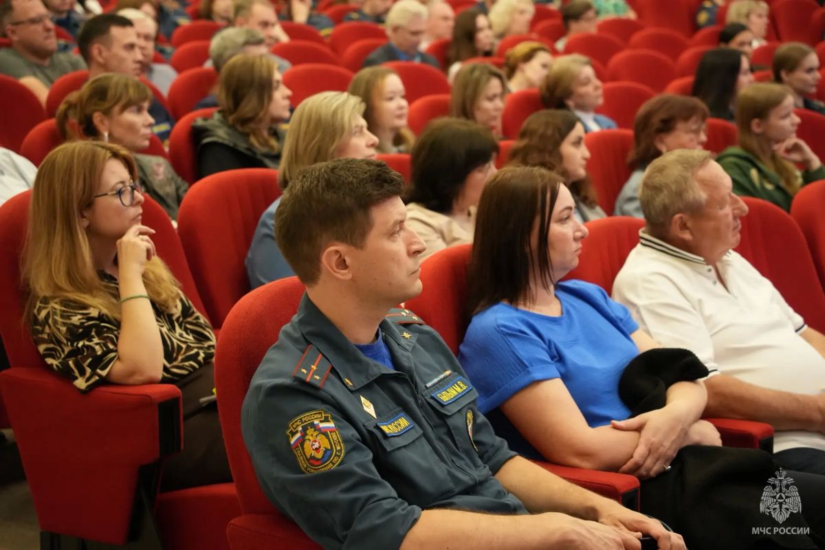 Сотрудники московского управления МЧС России посетили лекцию по духовно-нравственному воспитанию Сотрудники московского управления МЧС России посетили лекцию по духовно-нравственному воспитанию
