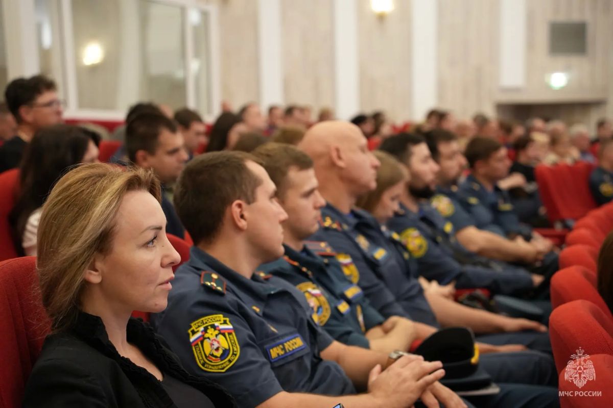 Сотрудники московского управления МЧС России посетили лекцию по духовно-нравственному воспитанию Сотрудники московского управления МЧС России посетили лекцию по духовно-нравственному воспитанию