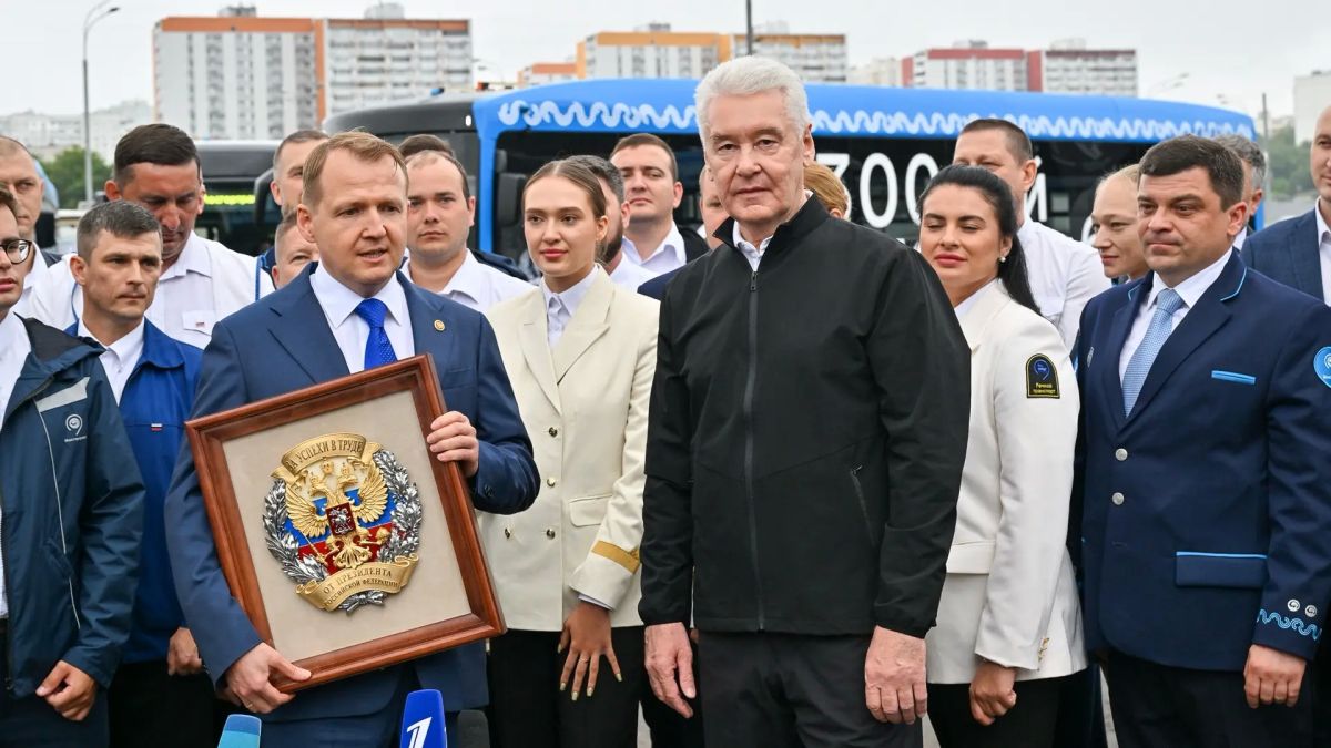 Сергей Собянин: Сегодня также вручил коллективу Мосгортранса знак Российской Федерации "За успехи в труде" — за многолетний добросовестный труд на благо москвичей