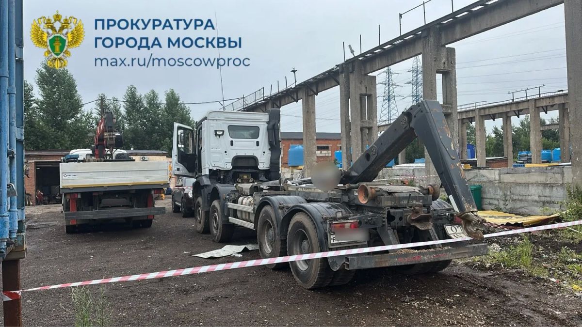 На ул. Заводская в ходе ремонта грузового погрузчика гидравлическая стрела упала на рабочего