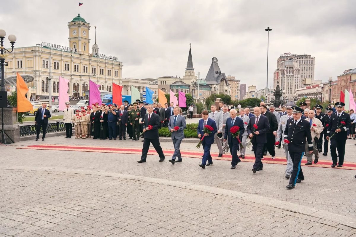 В преддверии Дня железнодорожника в Москве возложили цветы к памятнику первому Министру путей сообщения Российской империи Павлу Мельникову В преддверии Дня железнодорожника в Москве возложили цветы к памятнику первому Министру путей сообщения Российской империи Павлу Мельникову