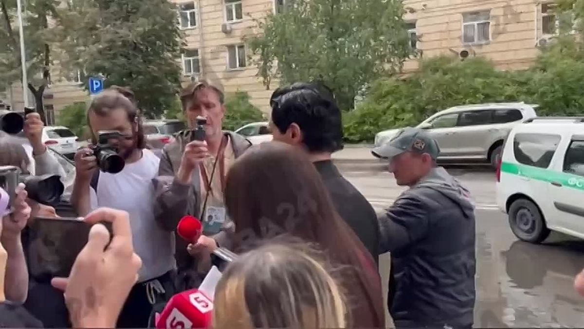 Лерчек приехала в Гагаринский суд, где должны решить вопрос об изменении ей меры пресечения, а также о дальнейшем рассмотрении материалов по существу