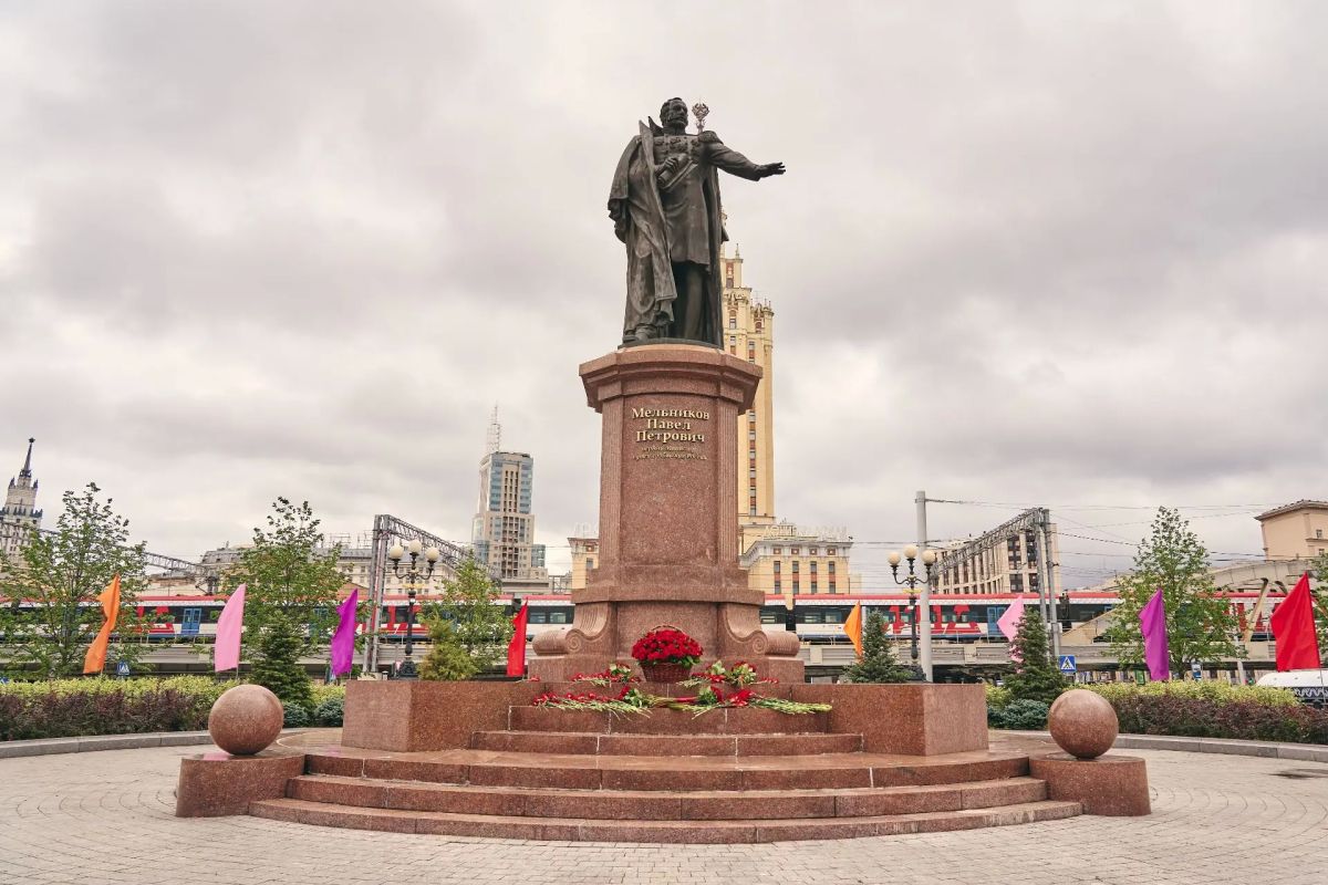 В преддверии Дня железнодорожника в Москве возложили цветы к памятнику первому Министру путей сообщения Российской империи Павлу Мельникову В преддверии Дня железнодорожника в Москве возложили цветы к памятнику первому Министру путей сообщения Российской империи Павлу Мельникову