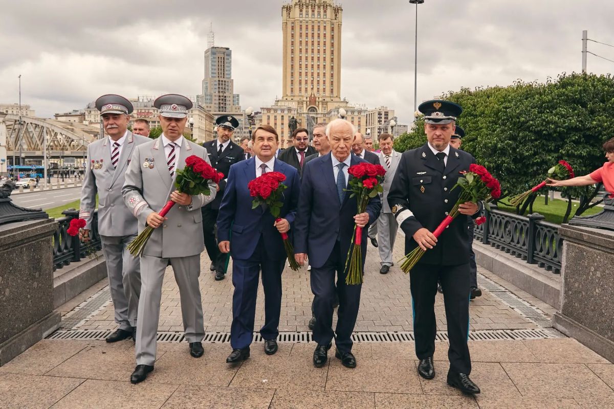 В преддверии Дня железнодорожника в Москве возложили цветы к памятнику первому Министру путей сообщения Российской империи Павлу Мельникову В преддверии Дня железнодорожника в Москве возложили цветы к памятнику первому Министру путей сообщения Российской империи Павлу Мельникову