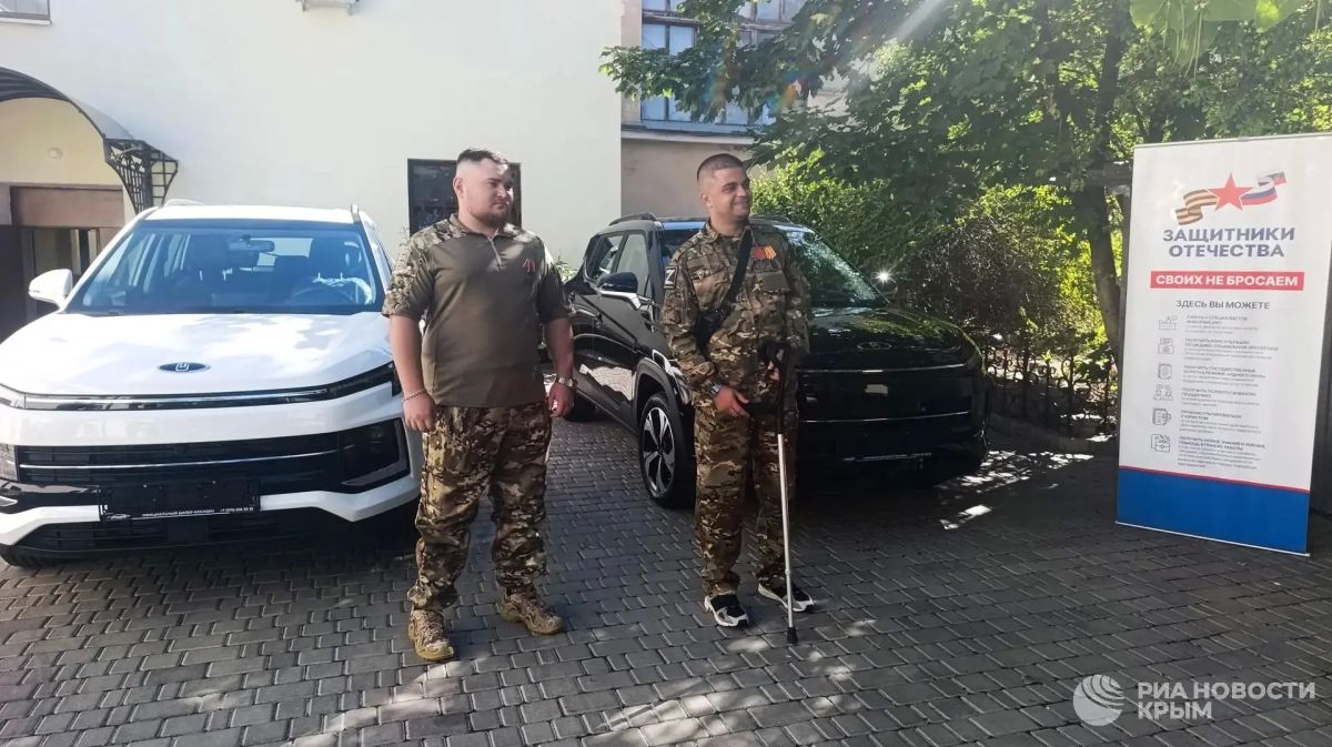 Новая опора: в Крыму бойцам СВО с ампутацией ног подарили кроссоверы