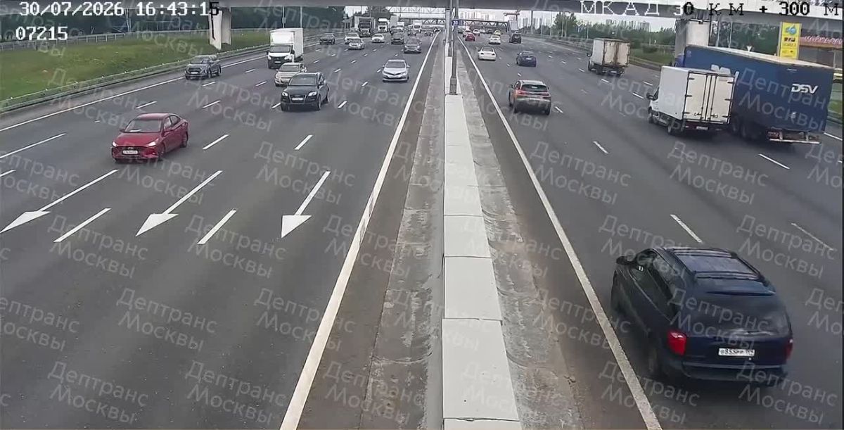 Один человек погиб, ещё трое пострадали в массовом ДТП с участием пяти машин на МКАД в Москве