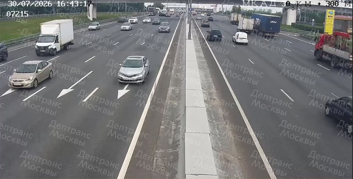 Как минимум три человека пострадали в крупной автоаварии на 30-м километре МКАД в четверг днем